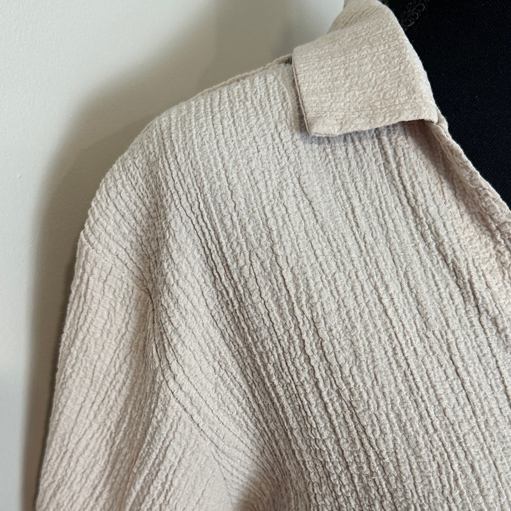 *KIRIOUS LA* Beige x Gold Button-Down Short Sleeve Crinkle Top Shirt Size Large - Picture 4 of 8